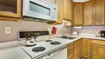 Een koelkast, een microgolfoven, een oven, een kookplaat