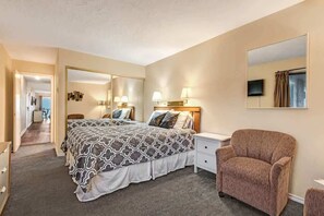 1 bedroom, iron/ironing board, WiFi, bed sheets - Ground Floor Beachfront Family-Sized Condo Suite - Pool and Sauna! (Lincoln City)