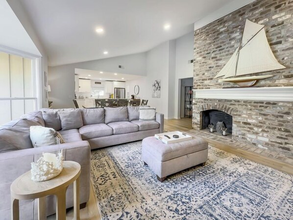 Tv, eldstad, dvd-spelare och smarta högtalare