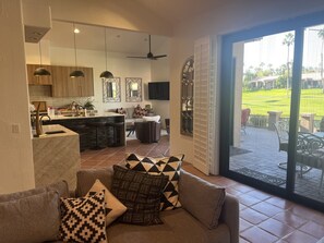 Tv, eldstad, dvd-spelare och böcker