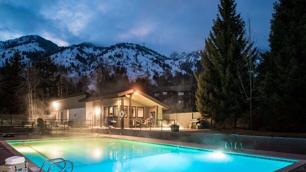 Un hôtel doté d’une piscine, d’un espace extérieur abrité et offrant une vue sur un paysage montagneux.
