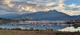 Breathtaking Lakefront Luxurious 3BR condo in the Heart of Rockies