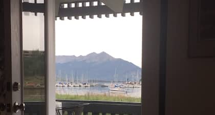 Breathtaking Lakefront Luxurious 3BR condo in the Heart of Rockies