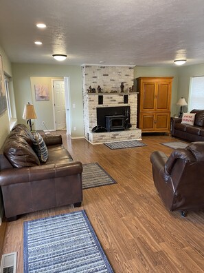 Smart-tv, pejs, dvd-afspiller, bøger