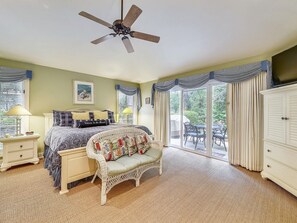 4 室のベッドルーム、デスク、アイロン / アイロン台、インターネット