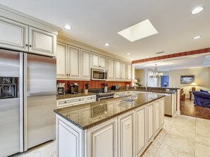 冷蔵庫、電子レンジ、オーブン、食器洗い機