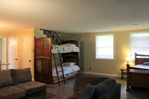4 bedrooms, desk, iron/ironing board, free WiFi