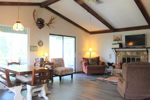 TV connectée, lecteur de DVD, table de tennis de table, vidéothèque