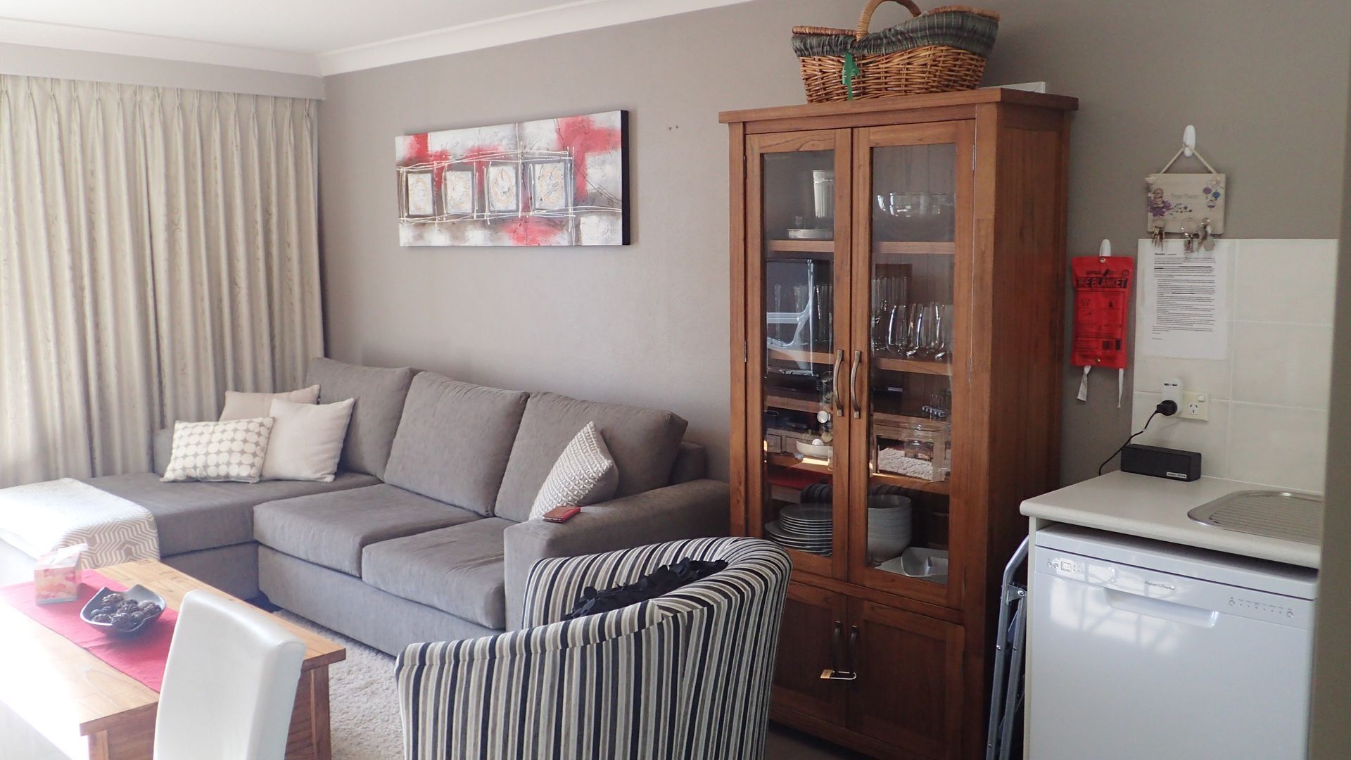 Horizons 214 Beautiful self-contained lakefront studio apartment: Couples Only — image 5