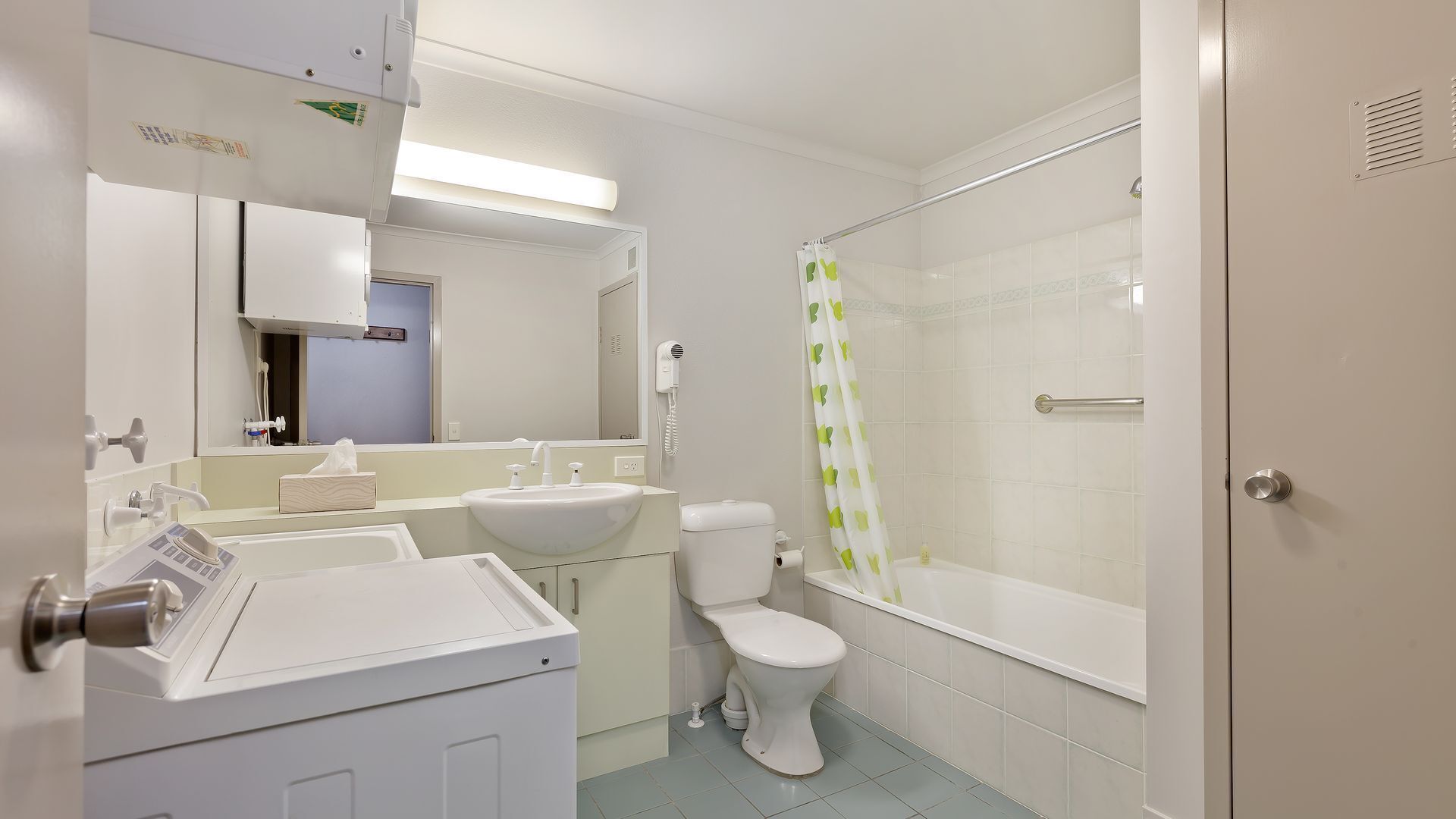 Horizons 214 Beautiful self-contained lakefront studio apartment: Couples Only — image 4