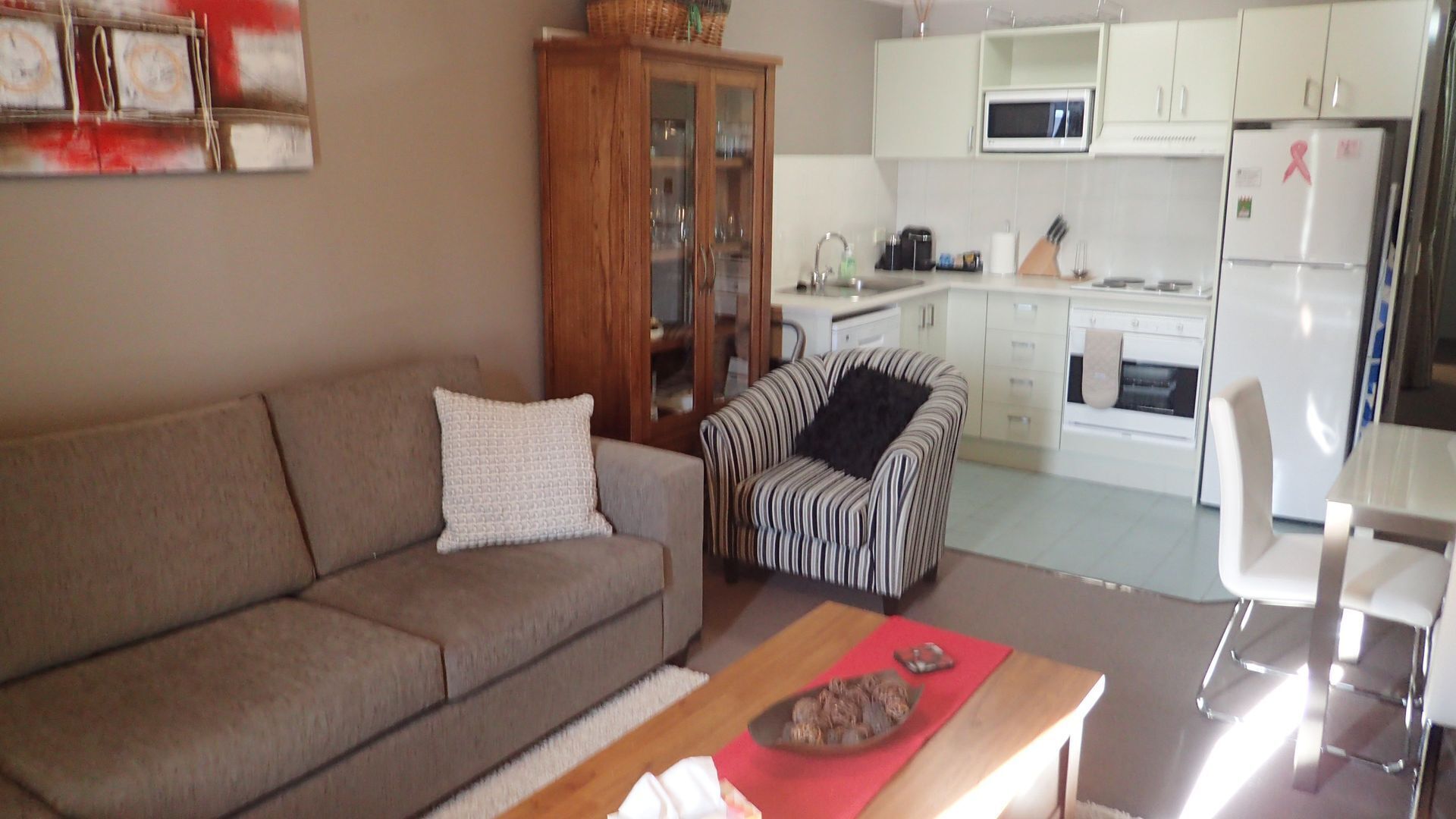 Horizons 214 Beautiful self-contained lakefront studio apartment: Couples Only — image 6