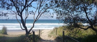 450m to Beach, Shops, Cafes, Restaurants + WIFI/Netflix