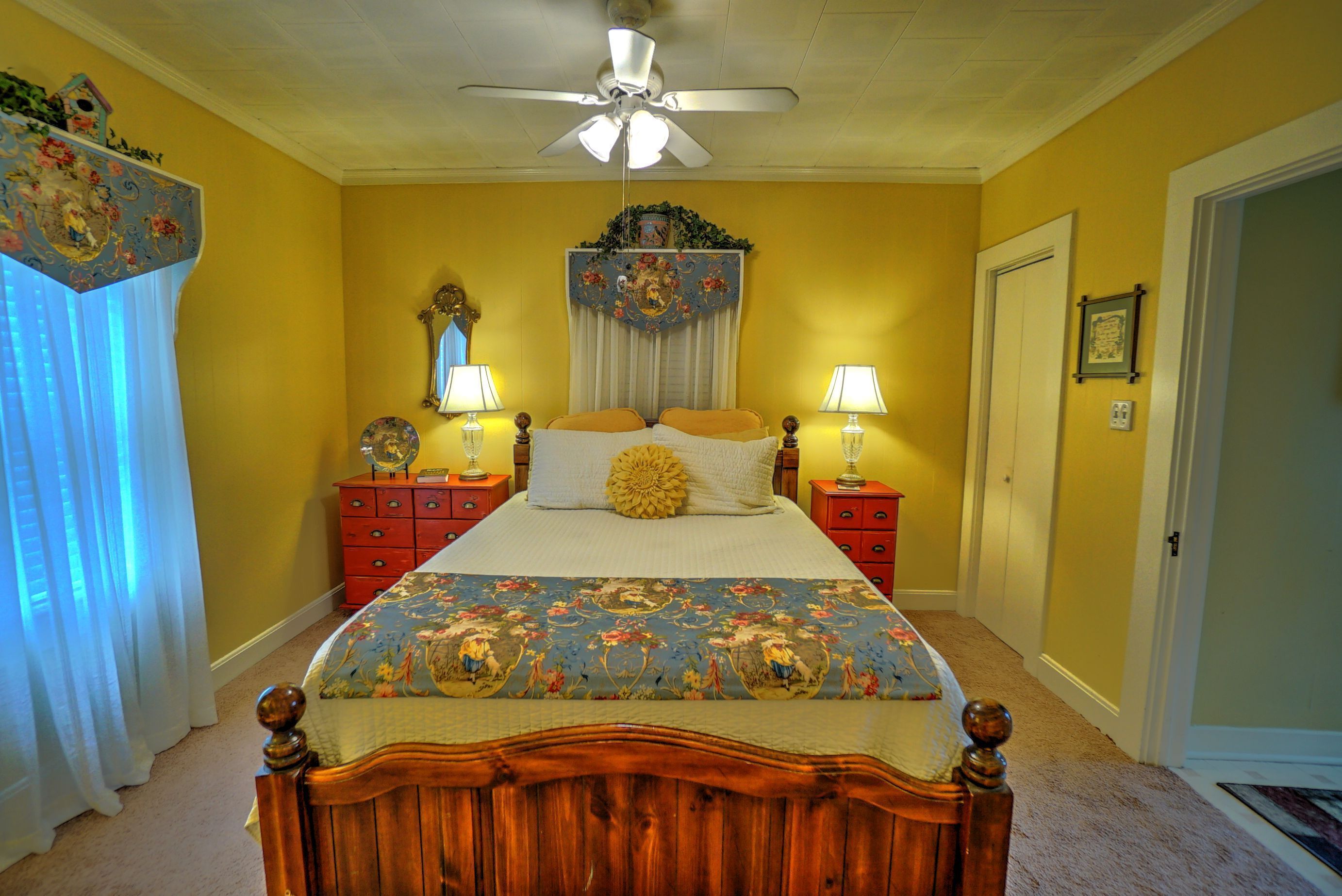 Cozy Cottage in Historic District.