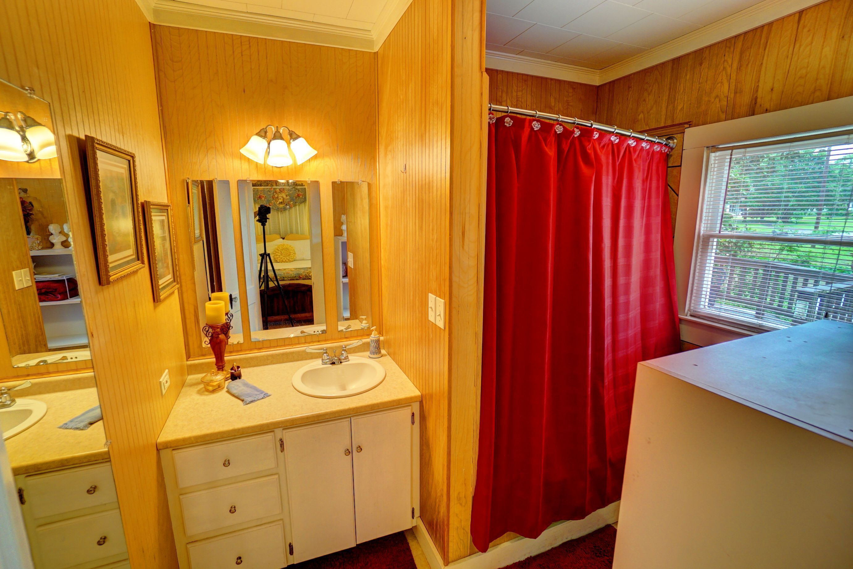 Cozy Cottage in Historic District.