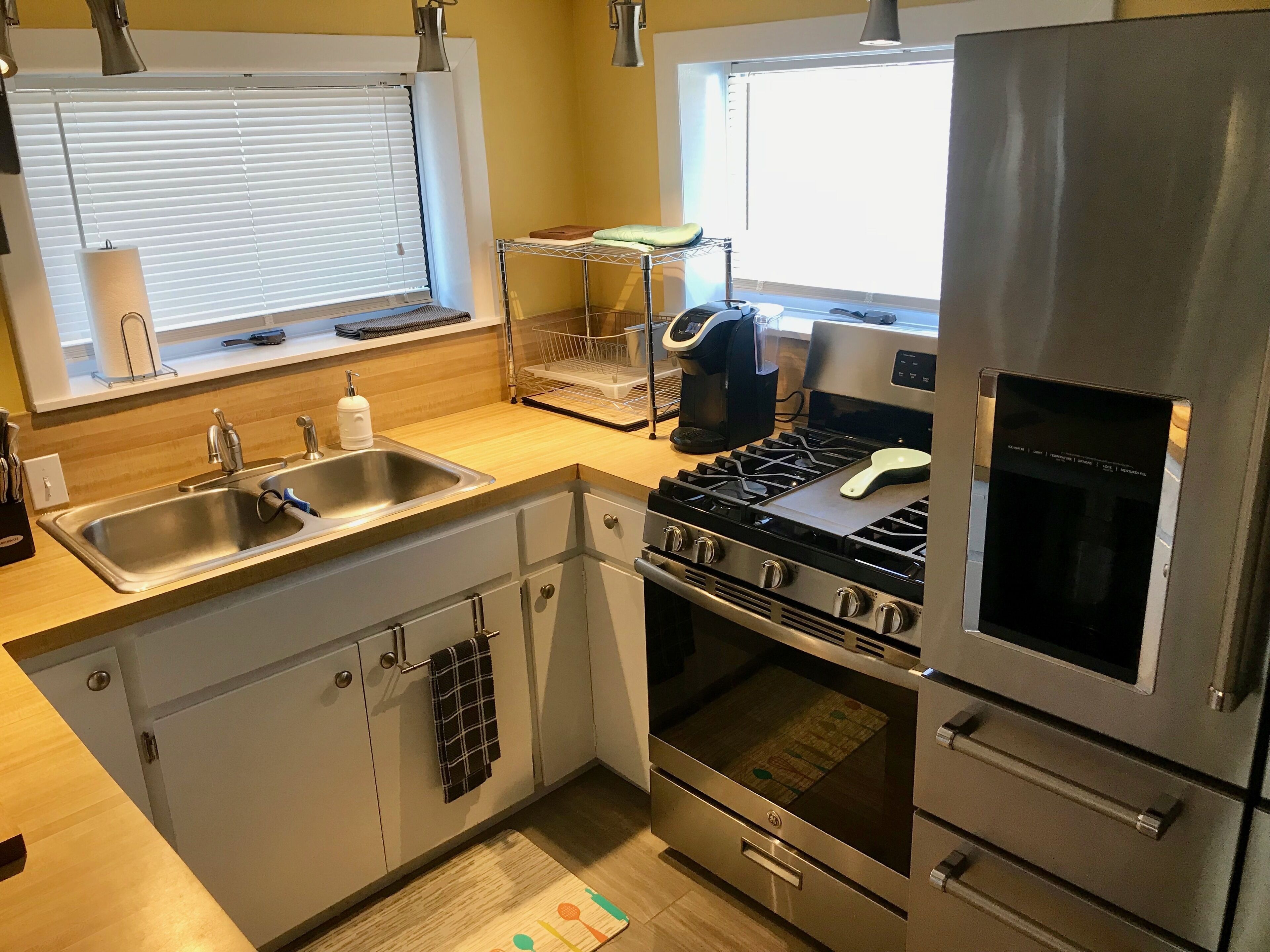 Cozy Clean and Quiet 2 Bed / 1 Bath Home. Steps from Lake and Park!