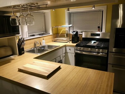 Cozy Clean and Quiet 2 Bed / 1 Bath Home. Steps from Lake and Park!