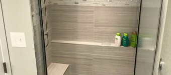 Cozy Clean and Quiet 2 Bed / 1 Bath Home. Steps from Lake and Park!