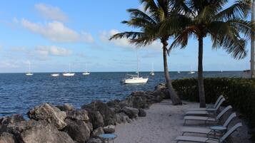 Beach nearby, sun loungers, beach towels