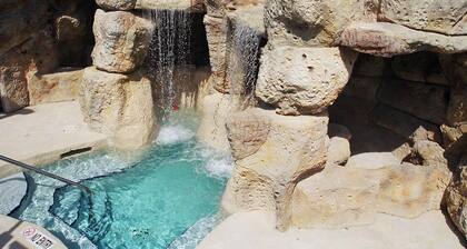 SPACIOUS 4/3.5 VILLA! INDOOR/OUTDOOR PICKLEBALL - SPEAKEASY - OCEANFRONT RESORT!