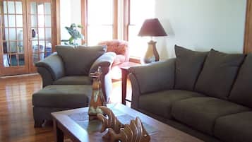 Chimenea, futbolito, tenis de mesa y libros