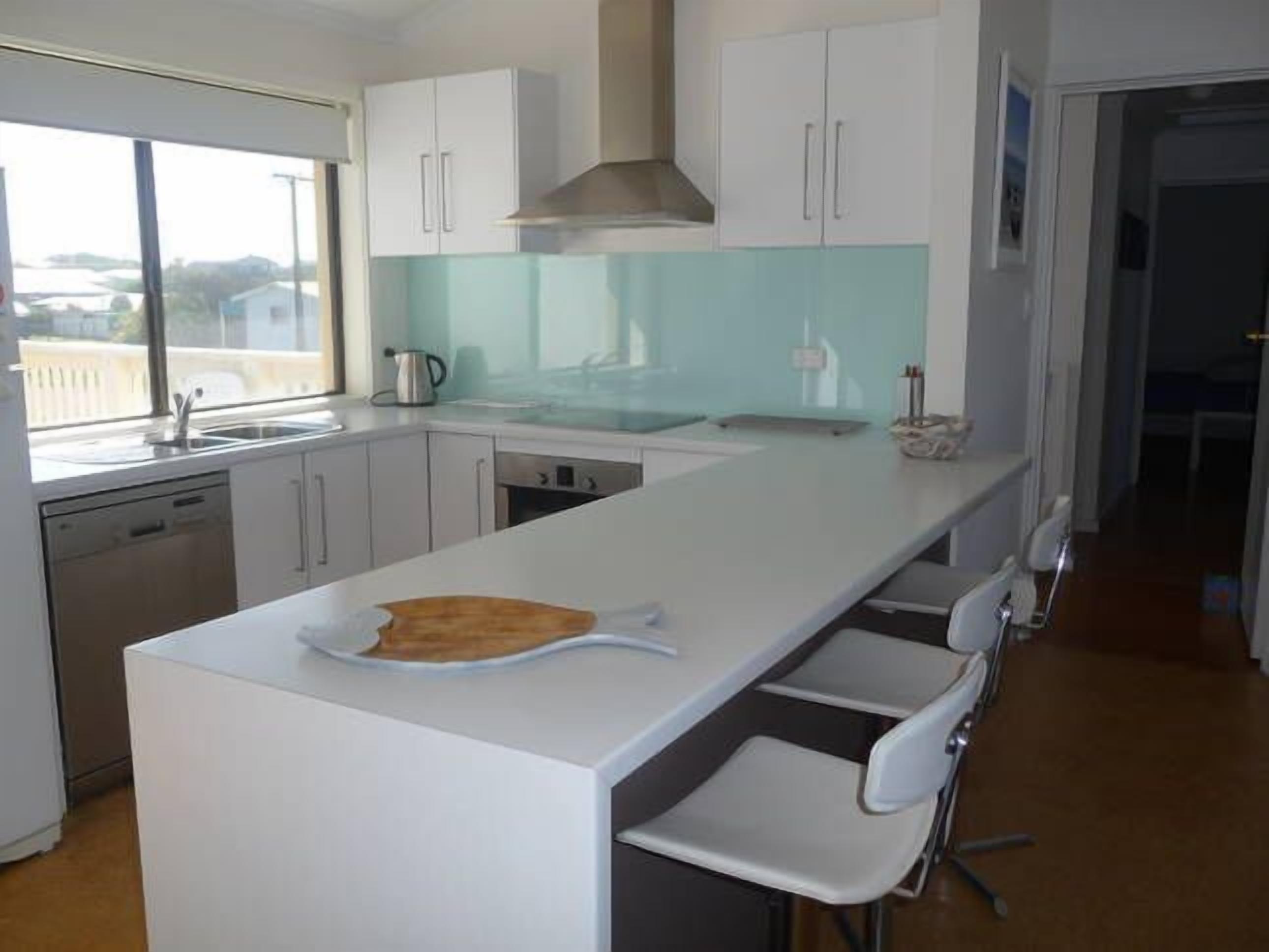 Surfers Parade - Outstanding Panoramic Surf and Coastal Views - 'Willows' — image 11