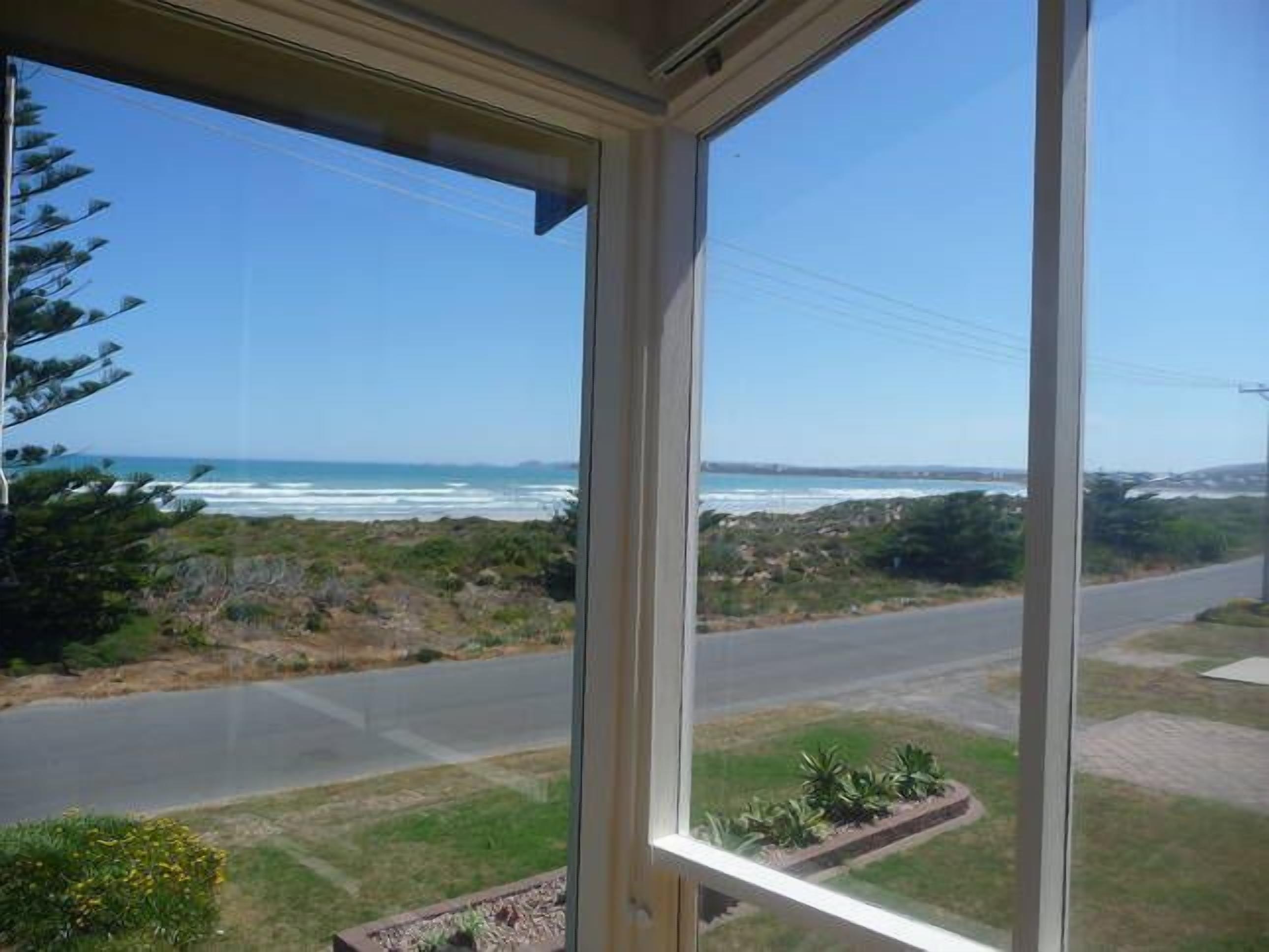 Surfers Parade - Outstanding Panoramic Surf and Coastal Views - 'Willows' — image 2