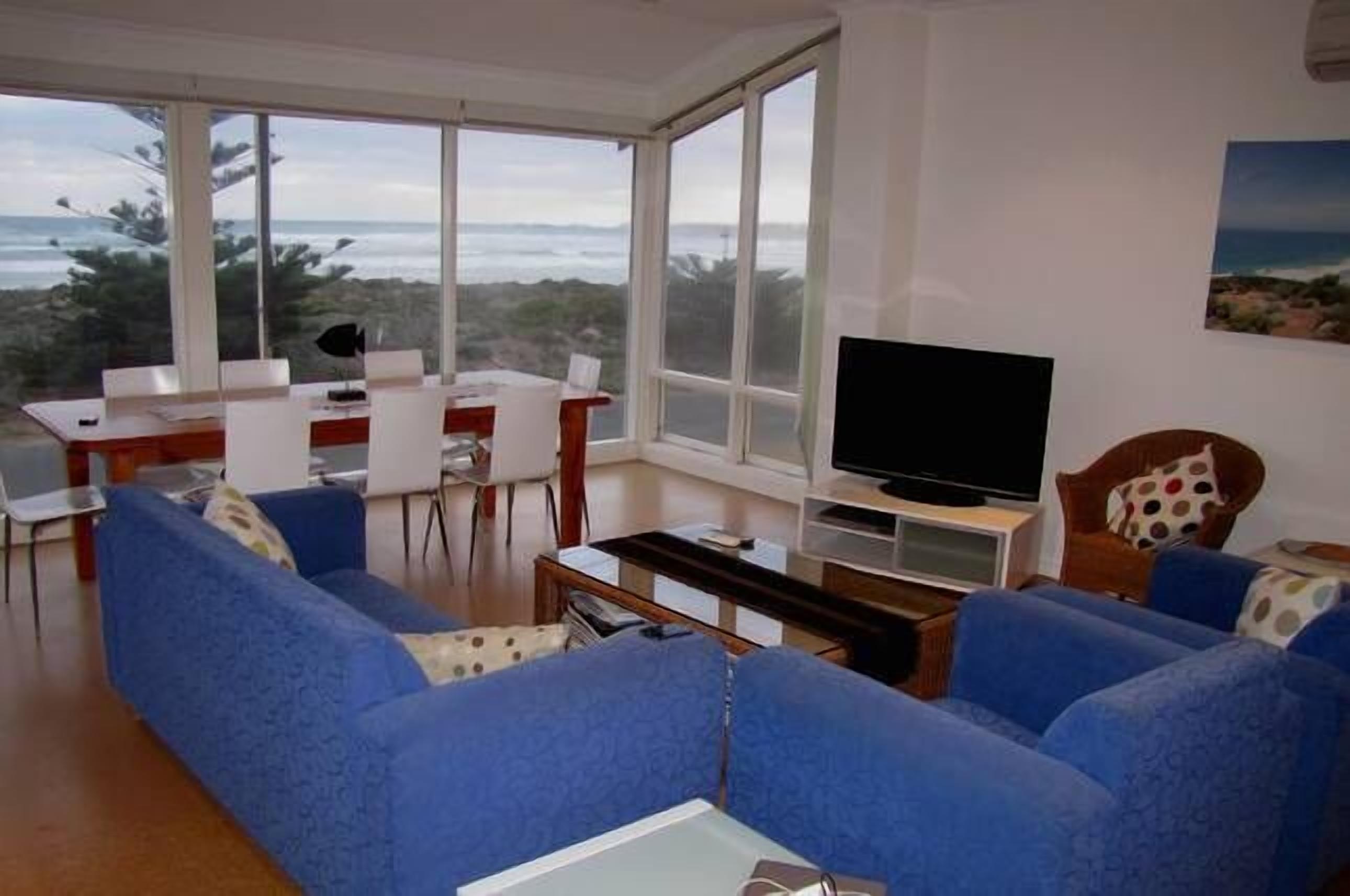 Surfers Parade - Outstanding Panoramic Surf and Coastal Views - 'Willows' — image 9