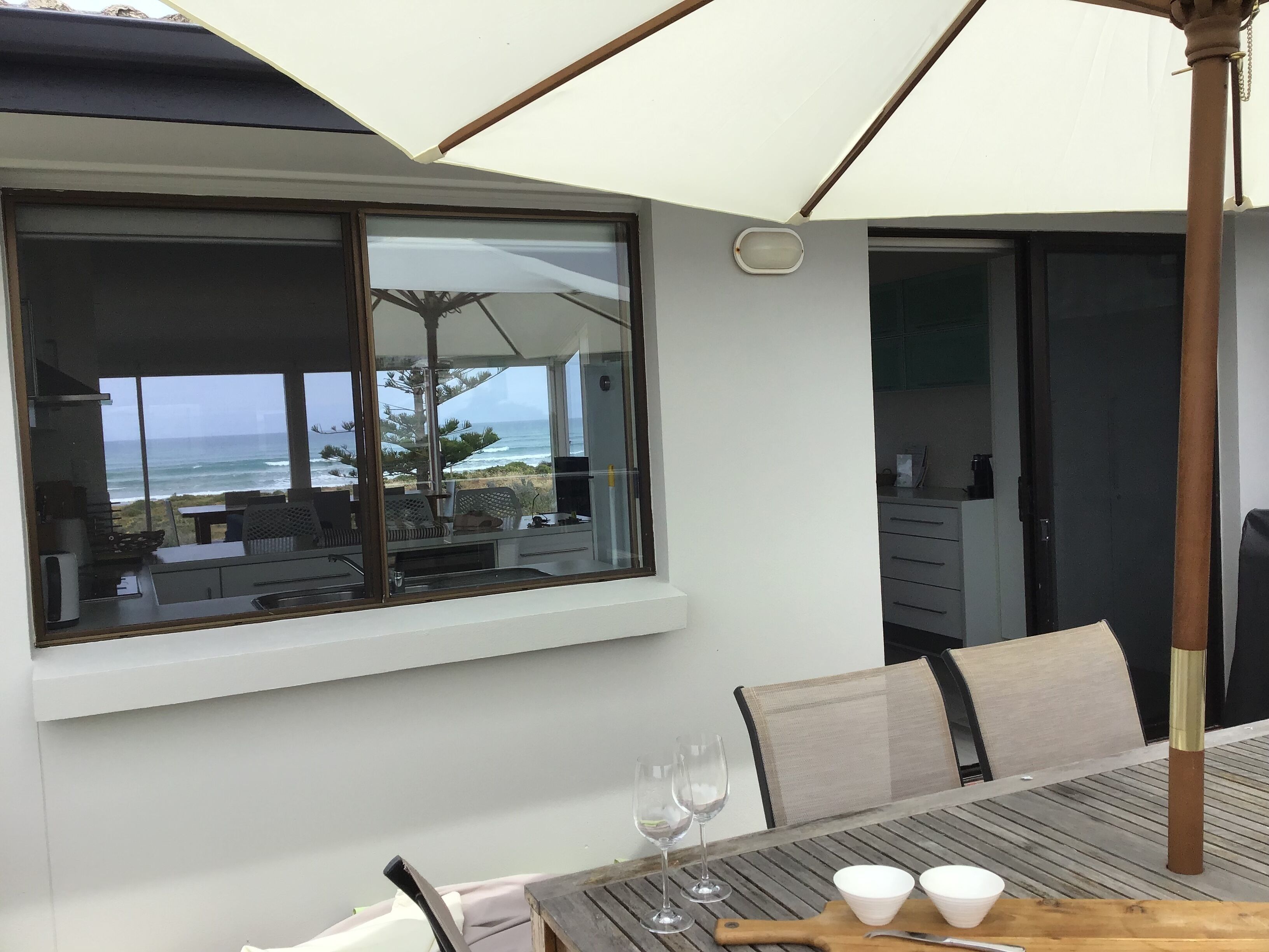 Surfers Parade - Outstanding Panoramic Surf and Coastal Views - 'Willows' — image 8