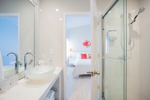 Een douche, een haardroger, handdoeken
