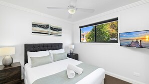 3 bedrooms, free WiFi, bed sheets - The Tomaree Downstairs (Shoal Bay)