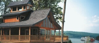 Exceptional views of the Ohio River and accommodates 2 boats