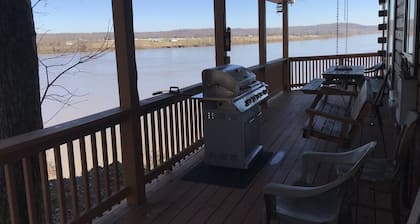 Exceptional views of the Ohio River and accommodates 2 boats