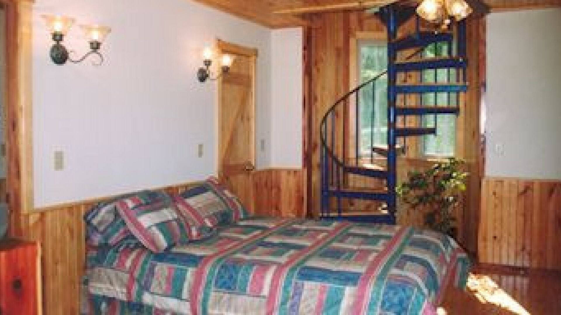 Exceptional views of the Ohio River and accommodates 2 boats