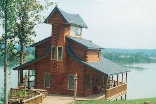 "Heron's Nest" cabin sleeps 12, right ON the Rivers edge, Private Boat Dock.