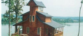 Exceptional views of the Ohio River and accommodates 2 boats