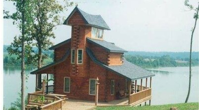 Exceptional views of the Ohio River and accommodates 2 boats