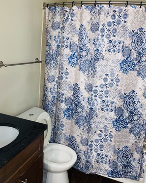 Bathroom - Close to Mercedes Benz Stadium/GWCC Relaxation 2 Bedroom/2 Full Bath (Atlanta)