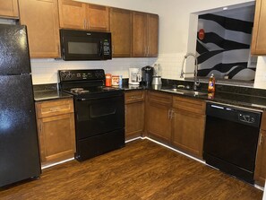 Private kitchen - Close to Mercedes Benz Stadium/GWCC Relaxation 2 Bedroom/2 Full Bath (Atlanta)
