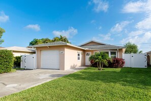 Exterior - Family friendly house • walk to beach • heated pool • sleeps 8 (Naples)