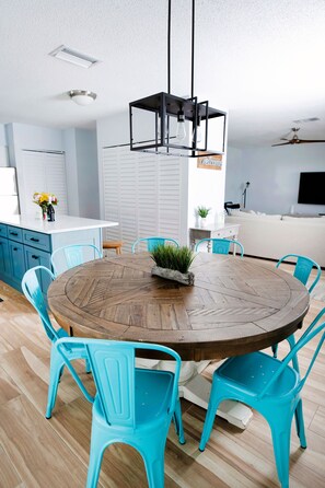 Dining - Family friendly house • walk to beach • heated pool • sleeps 8 (Naples)
