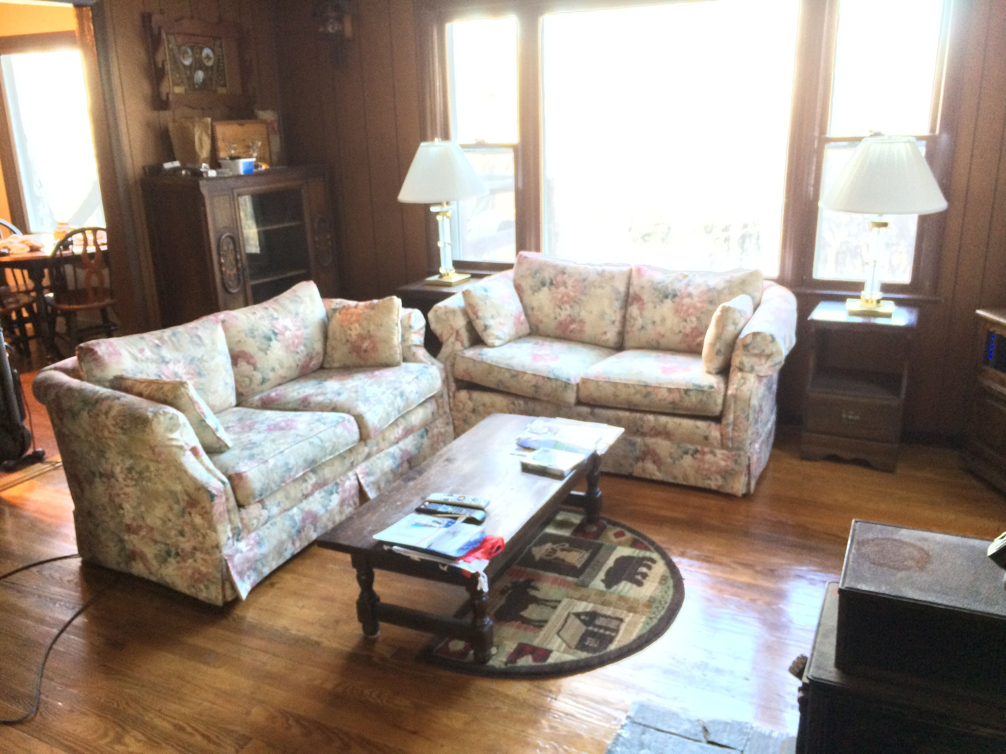 Cute Mountain Top Cape Cod on 1.3 acres, Central Air Conditioning and Oil Heat !