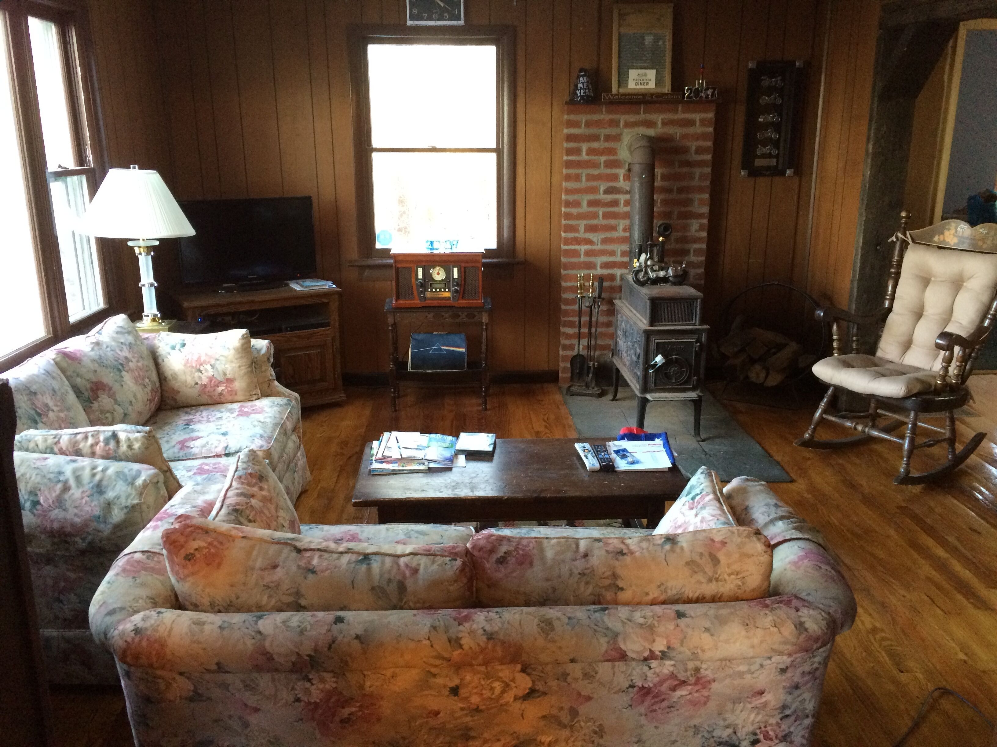 Cute Mountain Top Cape Cod on 1.3 acres, Central Air Conditioning and Oil Heat !