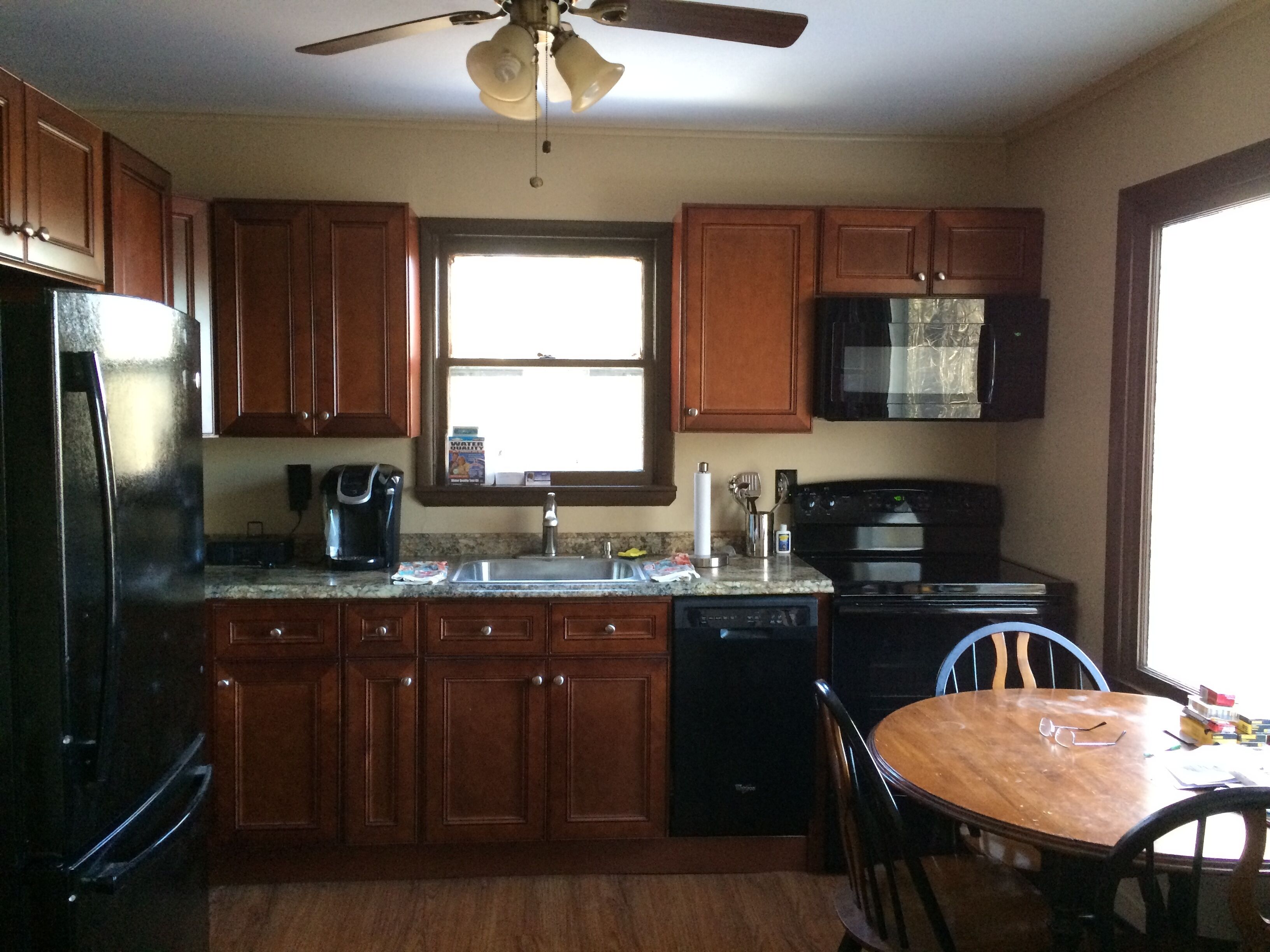 Cute Mountain Top Cape Cod on 1.3 acres, Central Air Conditioning and Oil Heat !