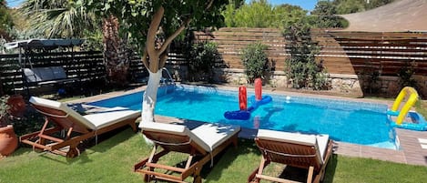 Piscine chauffée, chaises longues