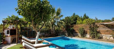 Alberca climatizada y camastros