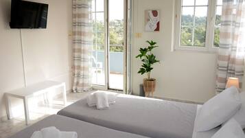 7 bedrooms, in-room safe, desk, iron/ironing board