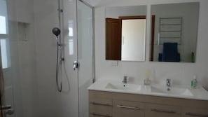 Dusche, Haartrockner, Toilettenpapier