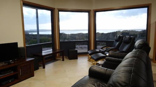 Dolphin - Stunning 5 bedroom Eco and Pet Friendly House, Venus Bay SA