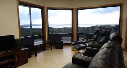 Dolphin - Stunning 5 bedroom Eco and Pet Friendly House, Venus Bay SA
