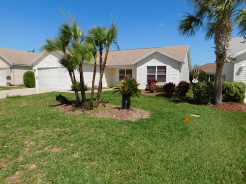 Beautiful 3/2 Designer Home, WiFi, golf cart and 40 executive golf courses 